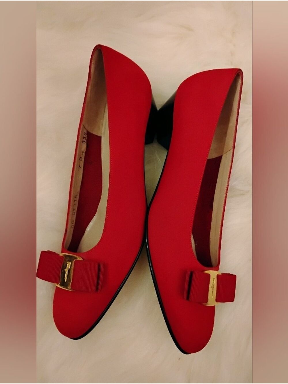 Authentic Vintage Salvatore Ferragamo Vara pumps in red. Size 7 - Picture 5 of 9